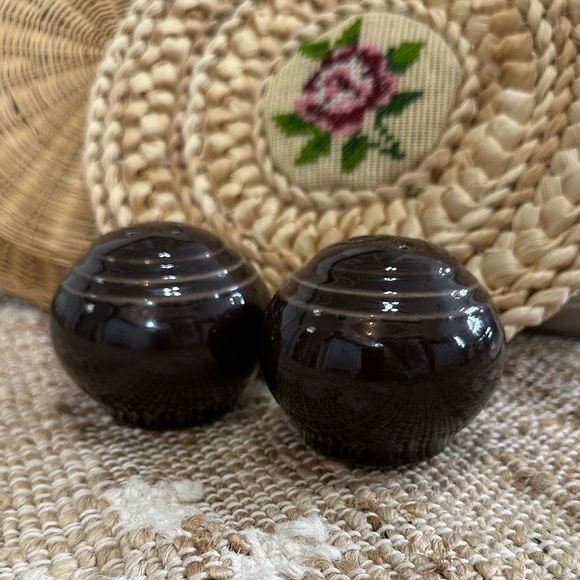Vintage Dark Brown Ceramic Salt and Pepper Shaker Set - Picture 13 of 16